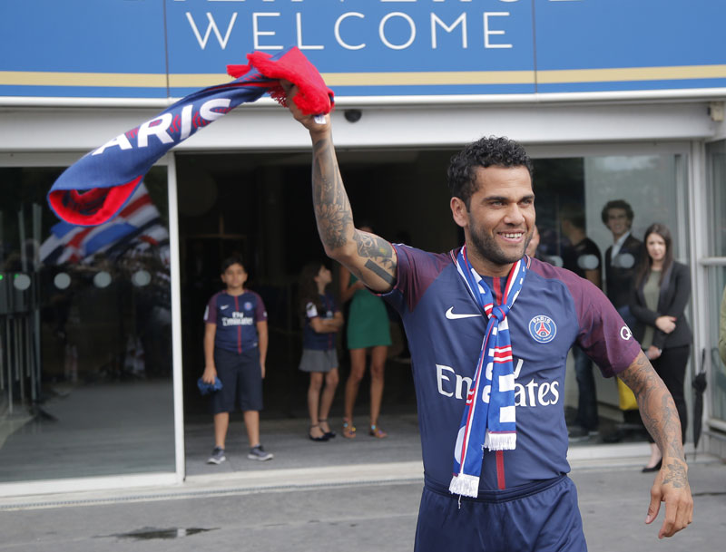 Алвеш изневерио Сити и неочекивано прешао у Париз: Гвардиола, хоћу круну