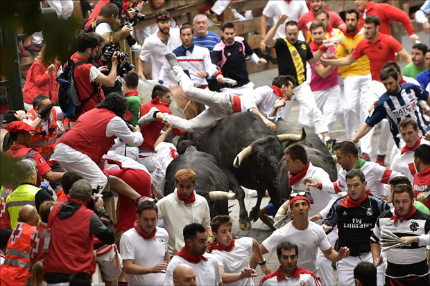У завршној трци са биковима у Памплони повредено шест особа (ФОТО)