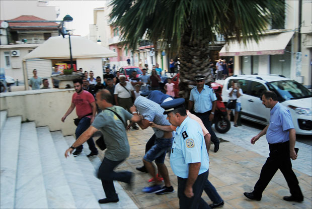 Двојица оптужених се бране са слободе, четворица у притвору


