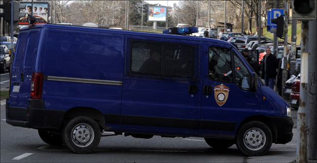 Откључао лисице, па кренуо да бежи