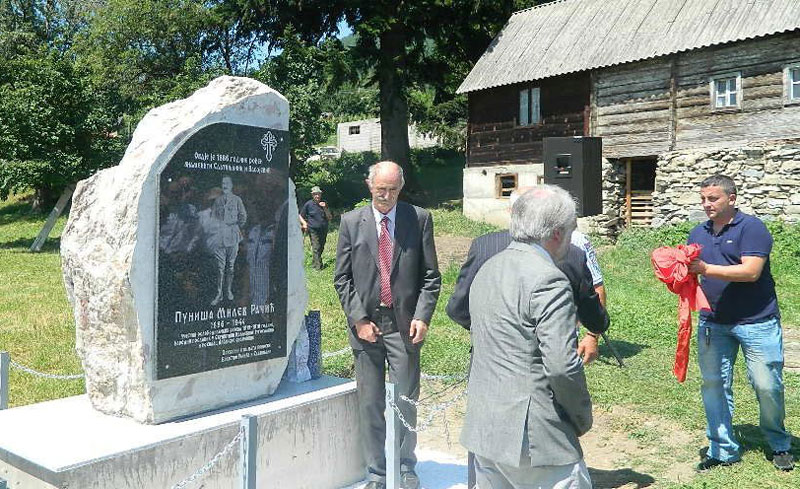 Црногорци уклањају споменик Рачићу