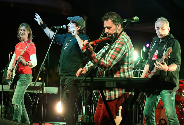 Фале само Азра и Дугме