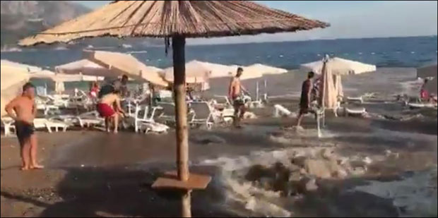 ВИДЕО: Пукла водоводна цев на плажи у Бечићима, Будва без воде
