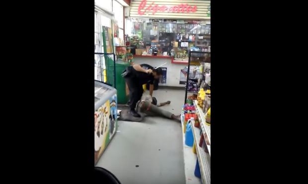 УЗНЕМИРУЈУЋИ СНИМАК: Амерички полицајац пребио бескућницу, преклињала га је да престане