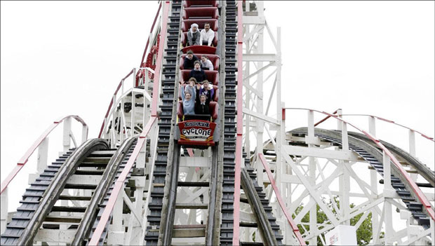 НЕСРЕЋА У МАДРИДУ: У судару ролеркостера повређене 33 особе