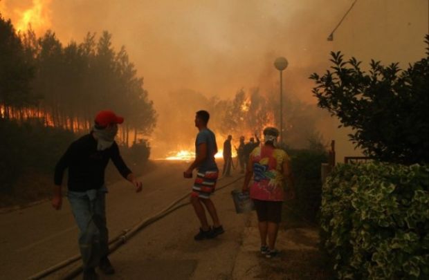 ВАТРА ПРЕТИ СПЛИТУ: Стање апокалиптично, грађани се евакуишу из солитера (ФОТО)