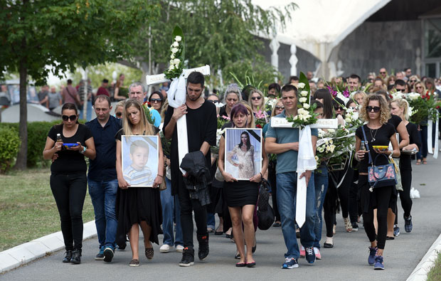 Убица ручао док су сахрањивали мајку и дечака