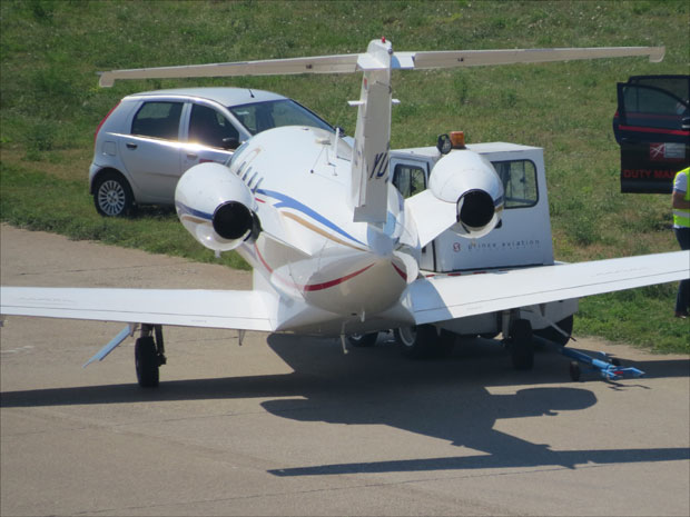 НЕСРЕЋА НА АЕРОДРОМУ НИКОЛА ТЕСЛА: Сударили се авион и трактор! 