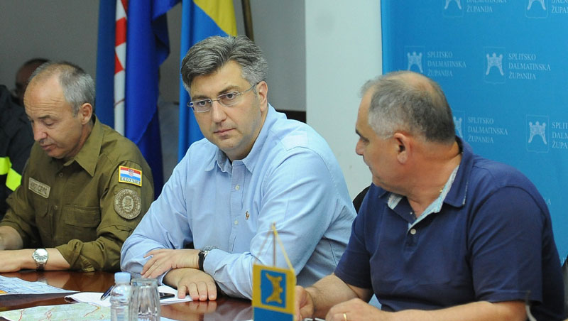 Пленковић и Грабар Китаровић не прихватају оставку потпредседника и министра одбране