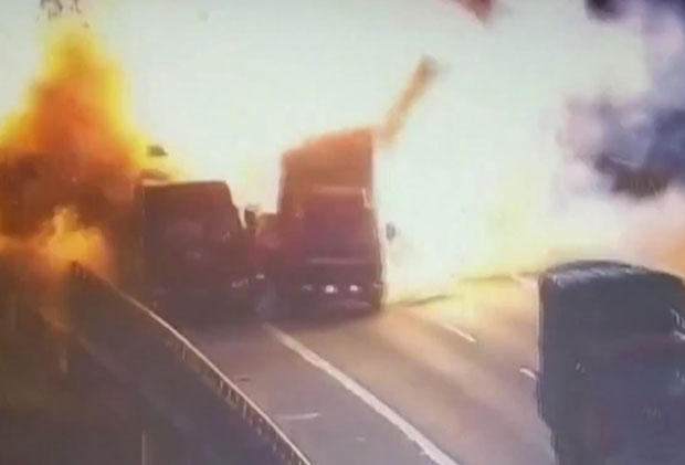 СПЕКТАКУЛАРНА ЕКСПЛОЗИЈА: Два камиона одлетела у ваздух после судара (ВИДЕО)