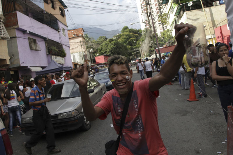 Фрустрирани становници Каракаса блокирају улице тог града