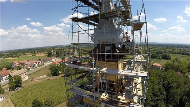 НИЈЕ ЗАБОРАВИО ЗАВИЧАЈ: Немања Матић обнавља храм