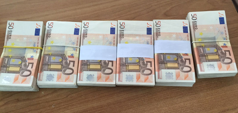 ЦАРИНИЦИ ПОНОВО ЗАУСТАВИЛИ ТУРКЕ: Шверцовали евре у рођенданској кеси и дечијем јастуку