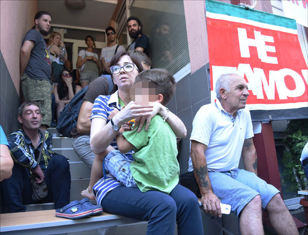 Принудно исељавају мајку са дететом због туђег спора