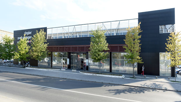 Прва страна НИН-а узбуркала јавност