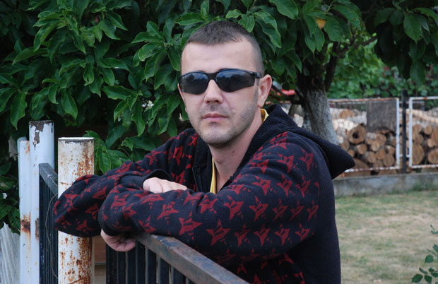 Преживео рањавање у лову, сад се бори да прогледа