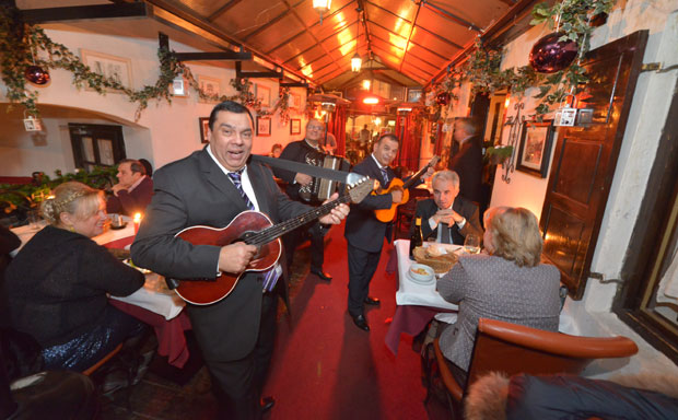 Са уговором на тезгу