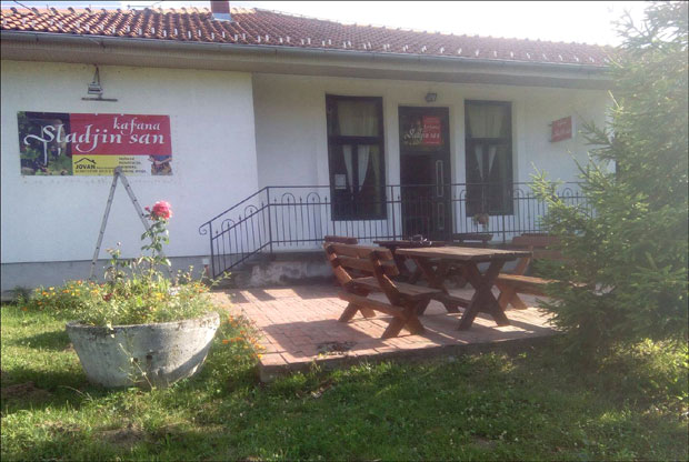 РИВАЛИТЕТ ДВЕЈУ КОМШИЈСКИХ ФИРМИ: Продавница краде муштерије кафани?!
