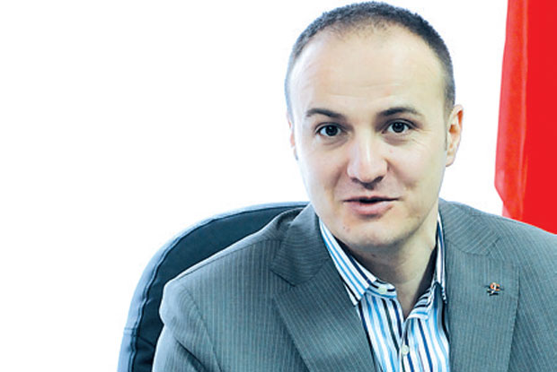 Шпијунка: Дочекале Раденковића уз пољубац 