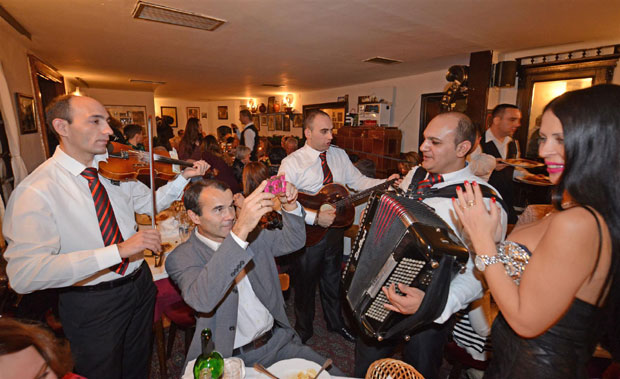 И певачима зарада иде на рачун, не - у кешу