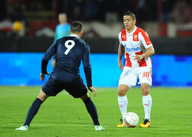 Олимпијакос бира: Ибањез или Младеновић