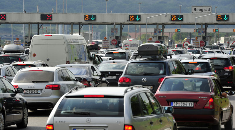 ШПИЦ СЕЗОНЕ: Велике саобраћајне гужве, код Богородице сат чекања