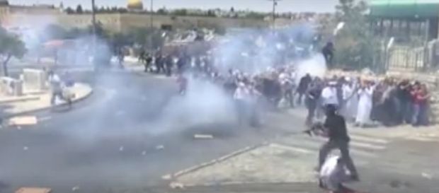 УЗНЕМИРУЈУЋИ СНИМАК: Израелски војник чизмом на Палестинца који се моли (ВИДЕО)