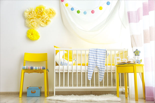 Веселе боје и креветац близу улаза