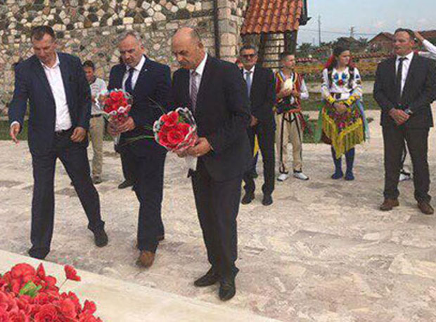 СКАНДАЛОЗНА ПОЧАСТ ТЕРОРИСТИМА: Челници Улциња и Плава положили цвеће погинулим припаднициma тзв. ОВК!