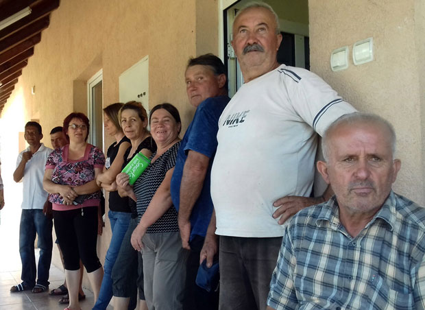 ИЗ БЕСА НЕЋЕ ДА ПЛАЋАЈУ РАЧУНЕ: Дужни, а гуше се у смећу