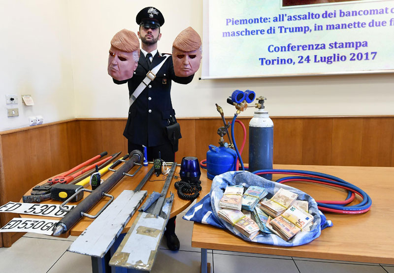 ДУХОВИТИ КРИМИНАЛЦИ: Пљачкали банкомате носећи маске с Трамповим ликом