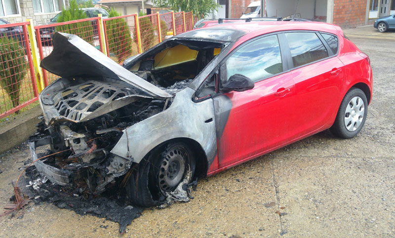 Запалили ауто да застраше