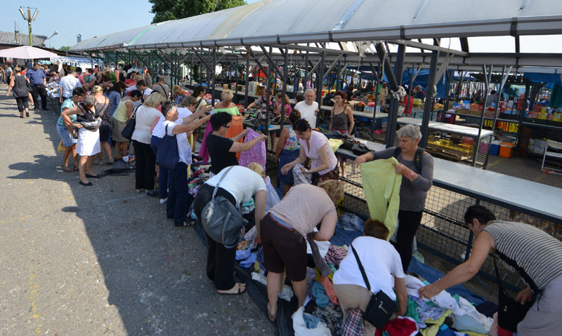 Нови Сад: Тезге под кровом