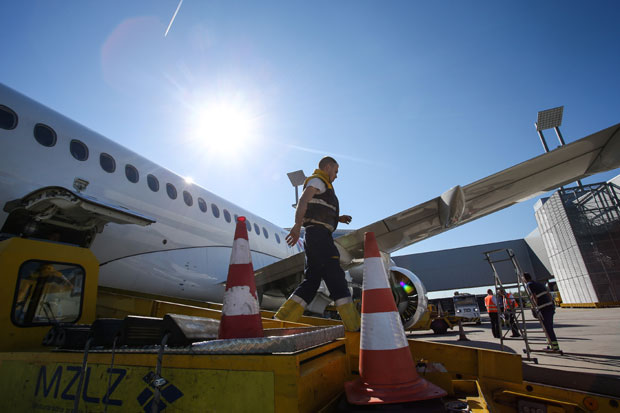 ИНЦИДЕНТ НА ЗАГРЕБАЧКОМ АЕРОДРОМУ: Возило за укрцавање пртљага оштетило авион