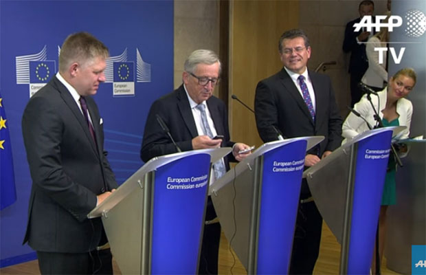 КАД ЈУНКЕРУ ЗВОНИ ТЕЛЕФОН: Жена ме зове, не, ипак је Меркел
