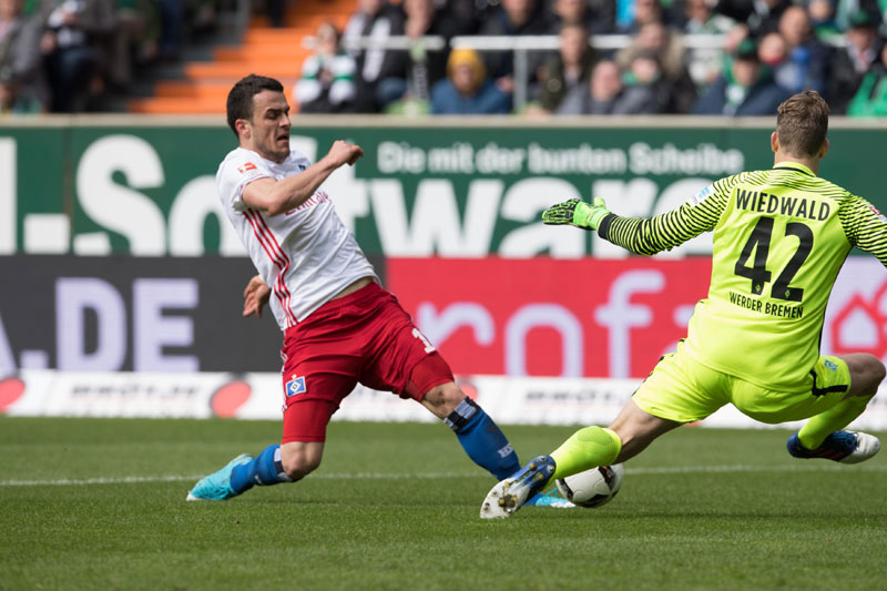 КОСТИЋ СЕ ПОВРЕДИО: Нападач Хамбурга ван терена три-четири недеље