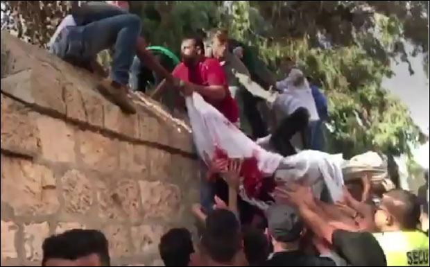 НИ МРТВИ НЕМАЈУ МИРА: Палестинци вукли покојника преко зида како га војска не би отела (ВИДЕО)