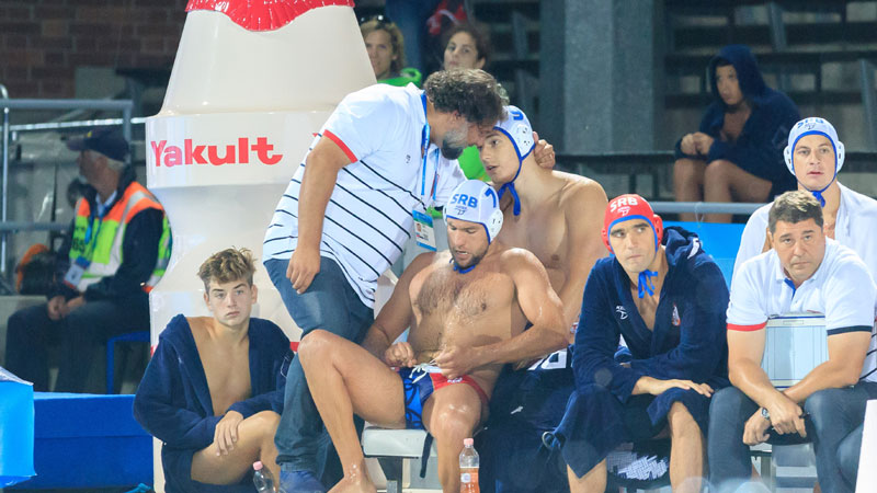 Ока нису склопили, али нападају бронзу