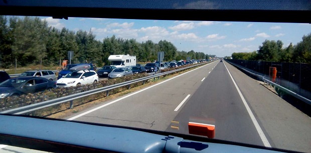 ГУЖВЕ НА ГРАНИЦАМА: Вишесатна чекања, користити алтернативне прелазе