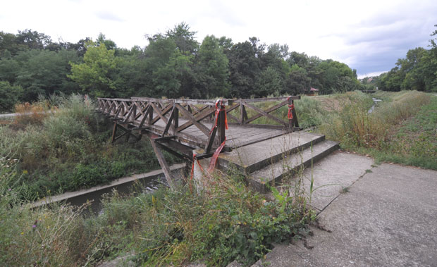 За трули мост нико надлежан? 