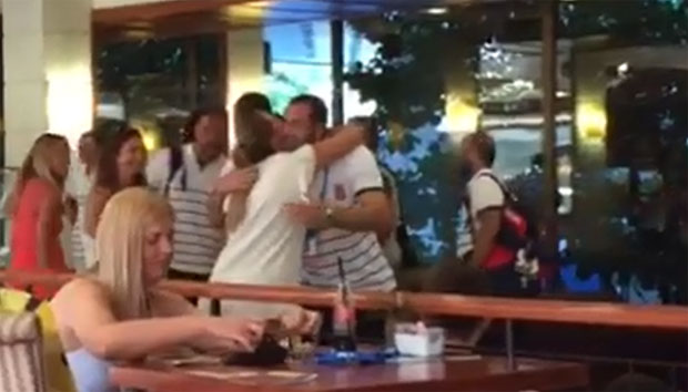 Српски ватерполисти примају честитке у хотелу у Будимпешти (ВИДЕО)