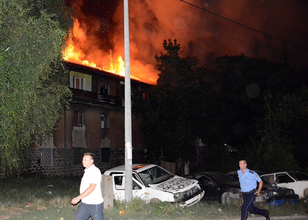 ПОЖАР У КОСОВСКОЈ МИТРОВИЦИ: Евакуисани станари самачког блока