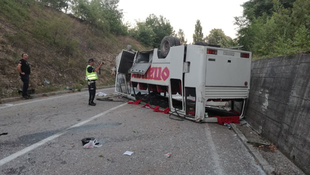 Преврнуо се минибус, повређено више од 20 путника