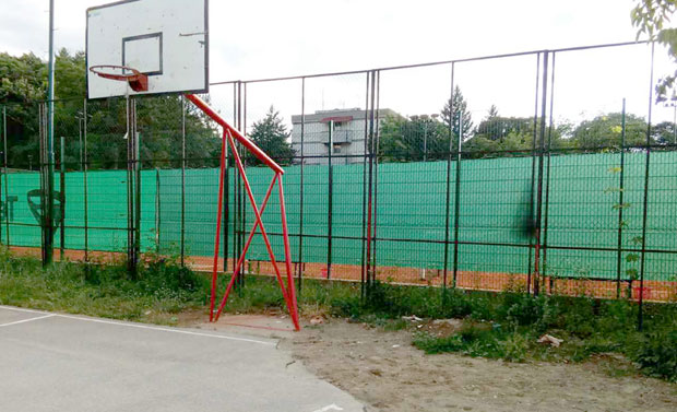 Зјапи рупа на терену за баскет