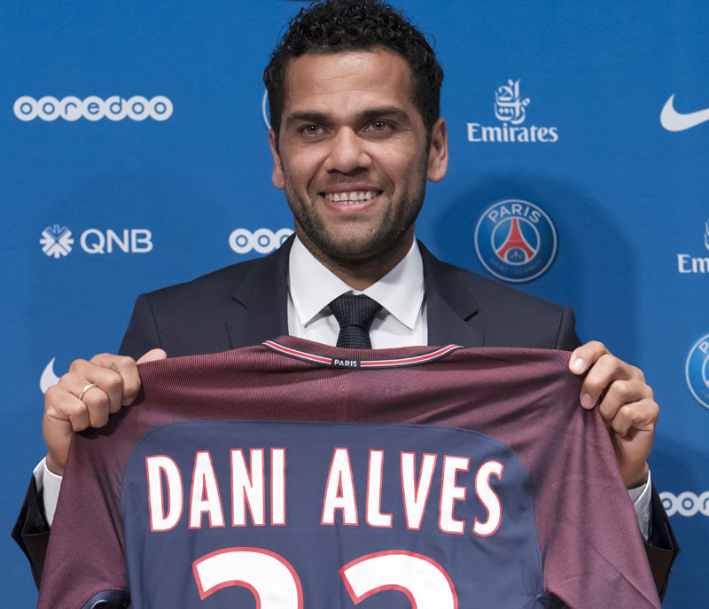 АЛВЕШУ 34. ТРОФЕЈ: Бразилац из ПСЖ прети Максвелу и Гигсу