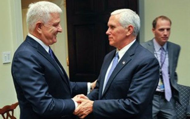 Посета Пенса: И здравица по протоколу