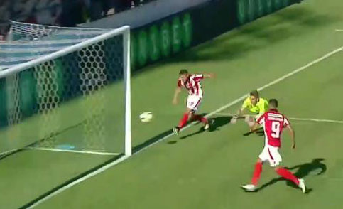 КО ЈЕ ГОРИ ГОЛМАН ИЛИ НАПАДАЧ? Погледајте шта је успео да промаши фудбалер Динама (ВИДЕО)