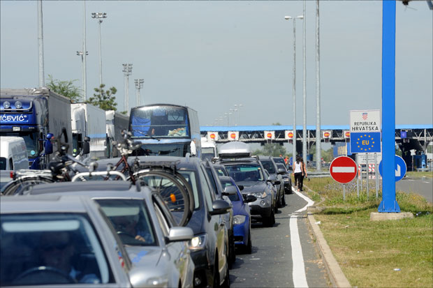 ГУЖВА НА БАТРОВЦИМА: Чека се око 90 минута на излазу из земље