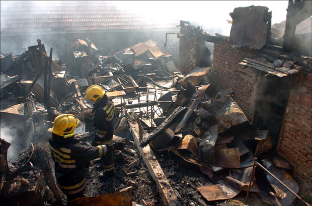 ИЗБЕГНУТА ТРАГЕДИЈА: Ватра локализована, жена са бебом на време побегла од пламена (ФОТО)