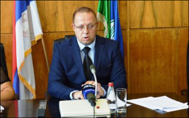 Дугови гуше јавни сектор